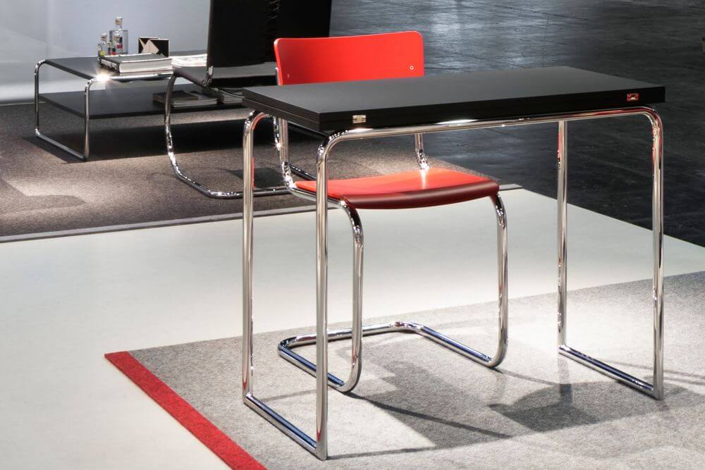 Stahlrohr-Tisch ausklappbar von Thonet im Einsatz mit Freischwinger Stuhl in Rot