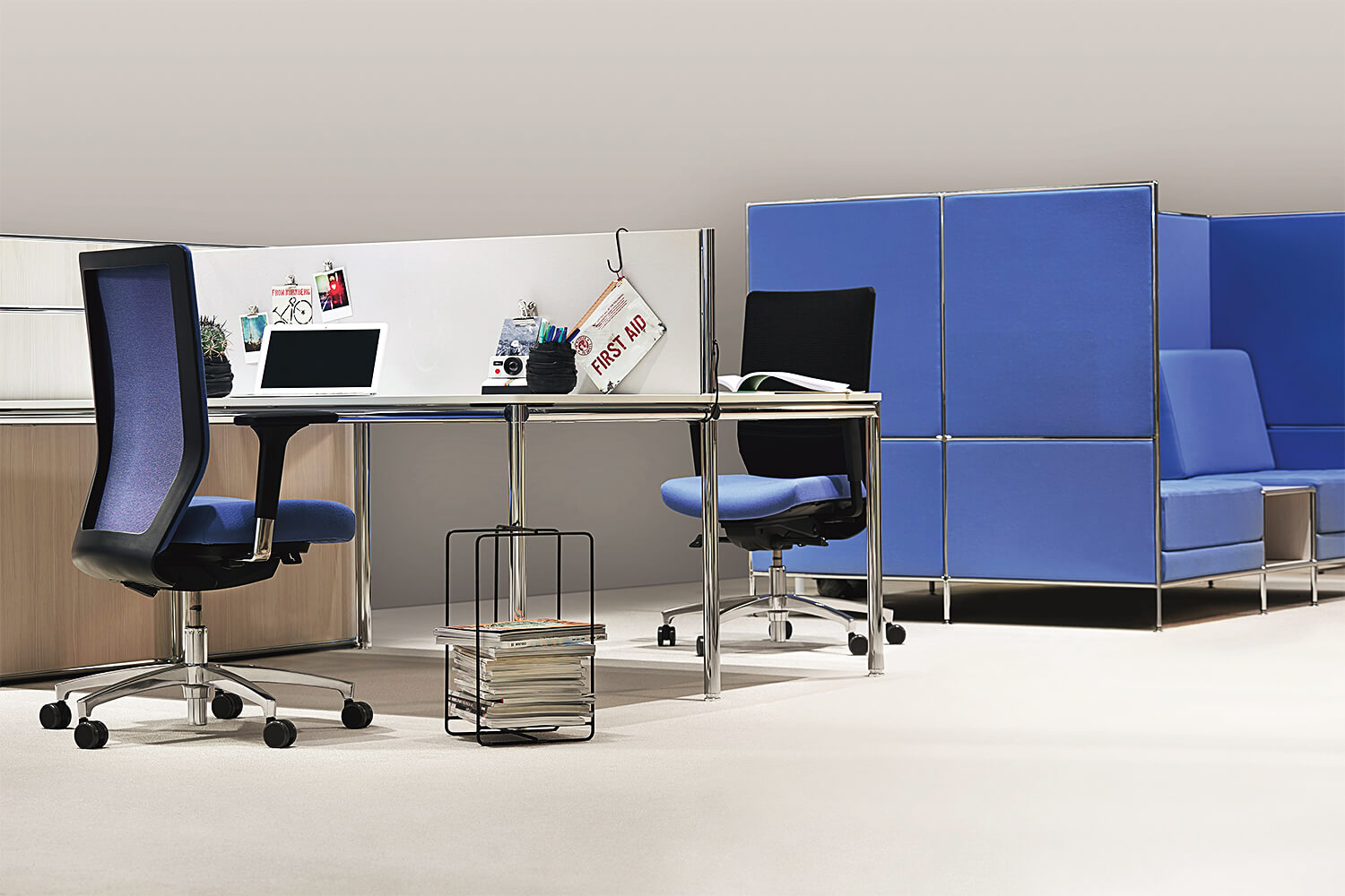 Dauphin Stilo Mesh comfort ST6825 in Blau stehen vor einem Schreibtisch